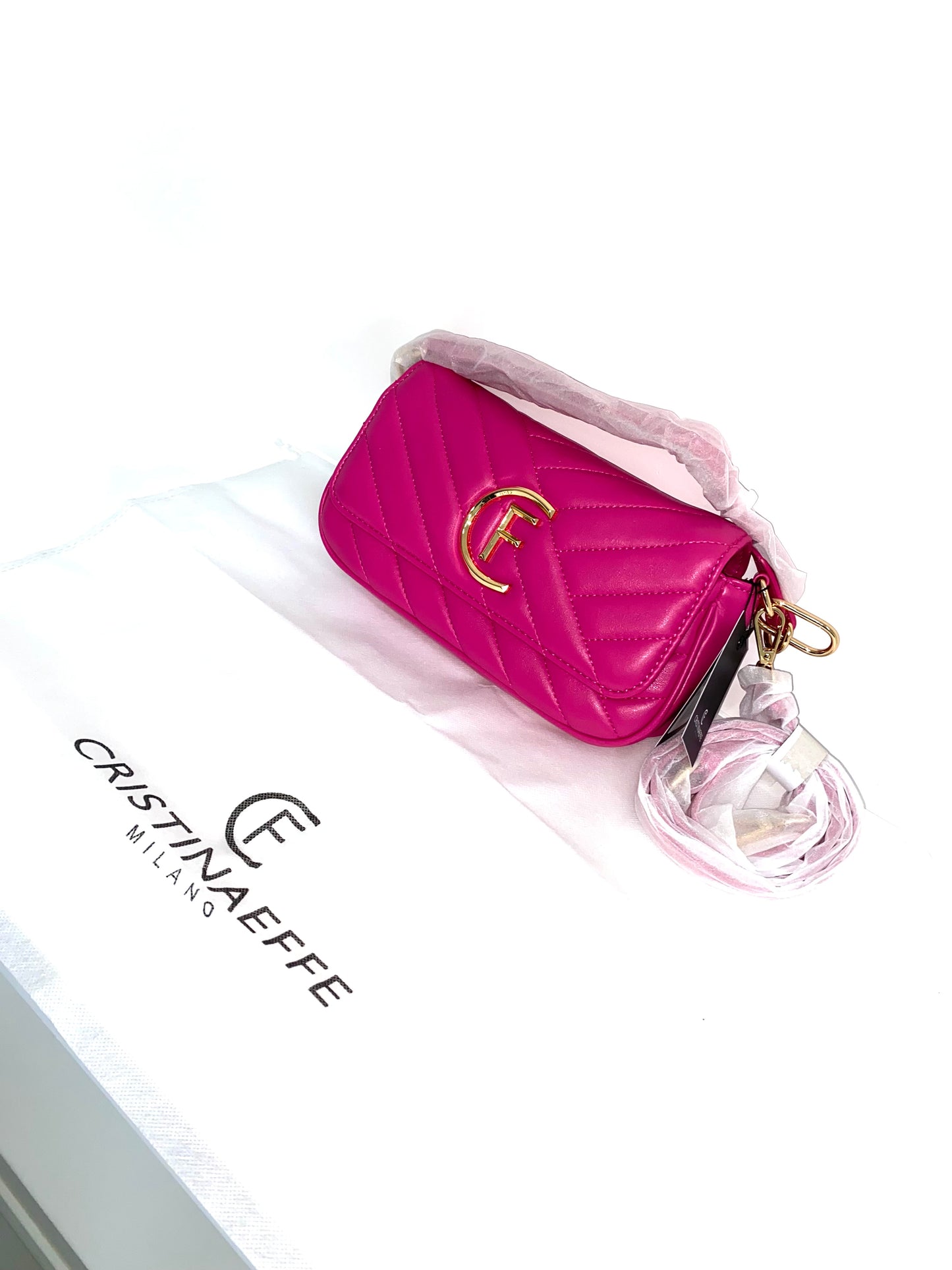 Eleganza Audace: Borsetta a Tracolla Fucsia con Dettagli Dorati