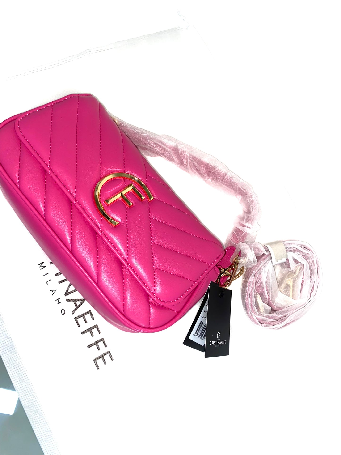 Eleganza Audace: Borsetta a Tracolla Fucsia con Dettagli Dorati