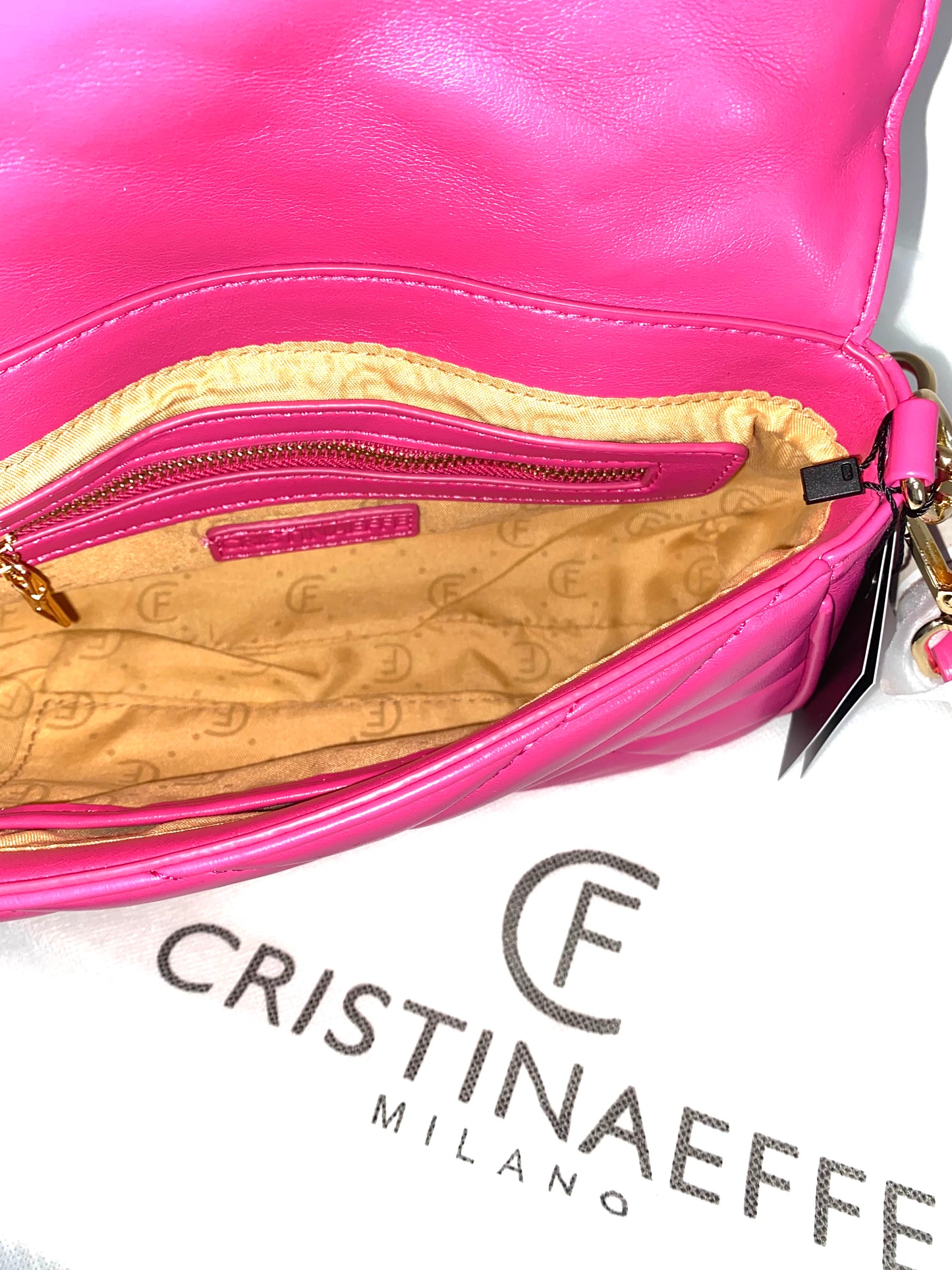 Eleganza Audace: Borsetta a Tracolla Fucsia con Dettagli Dorati
