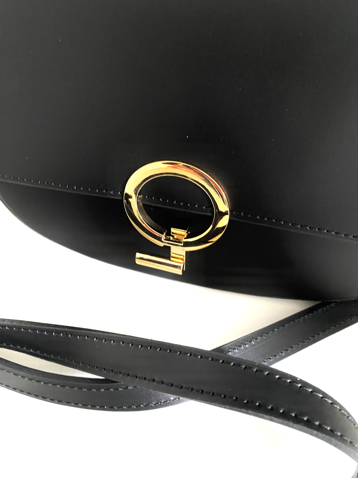 Borsa a Tracolla Elegante con Dettagli Dorati – Nera