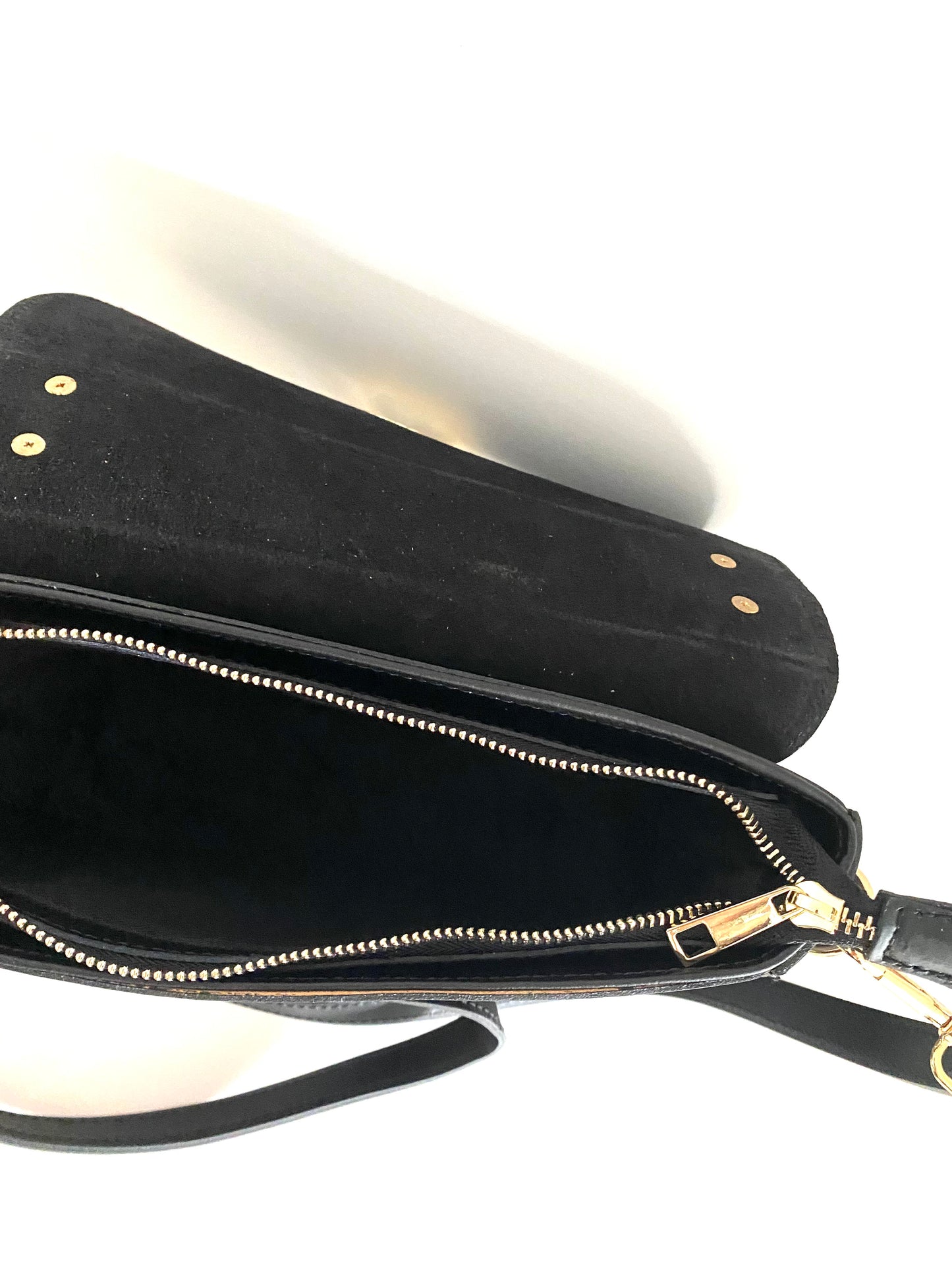 Borsa a Tracolla Elegante con Dettagli Dorati – Nera