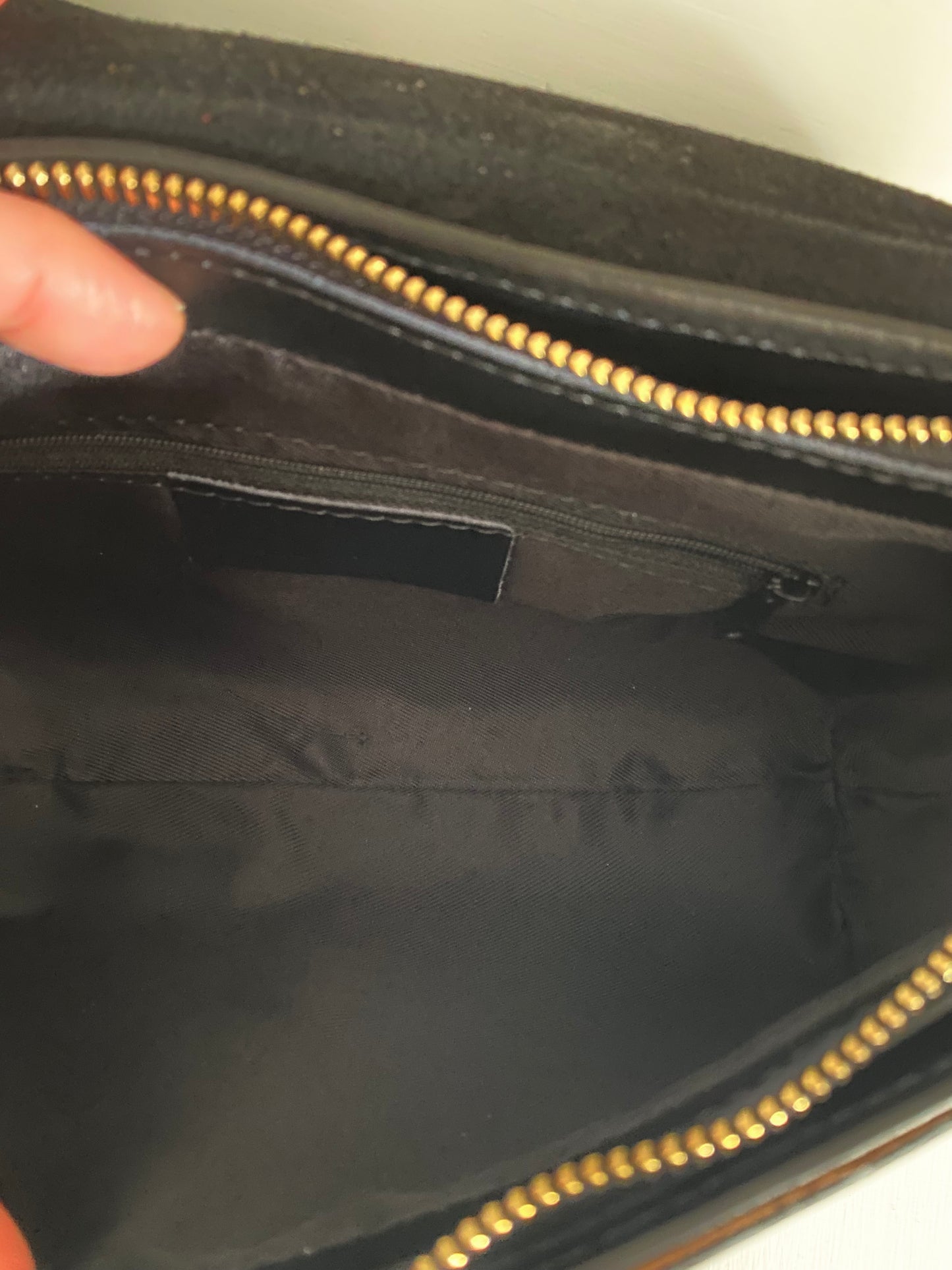 Borsa a Tracolla Elegante con Dettagli Dorati – Nera